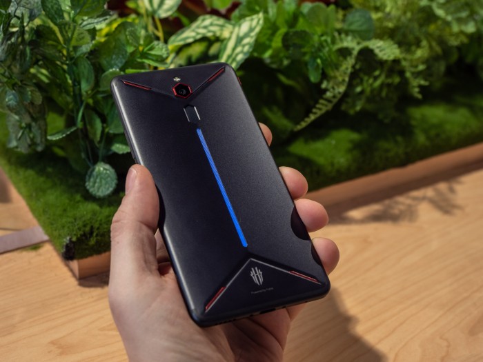 Die Rückseite verrät allerings, dass es sich um ein Gaming-Smartphone handelt. (Bild: Martin Wolf/Golem.de)