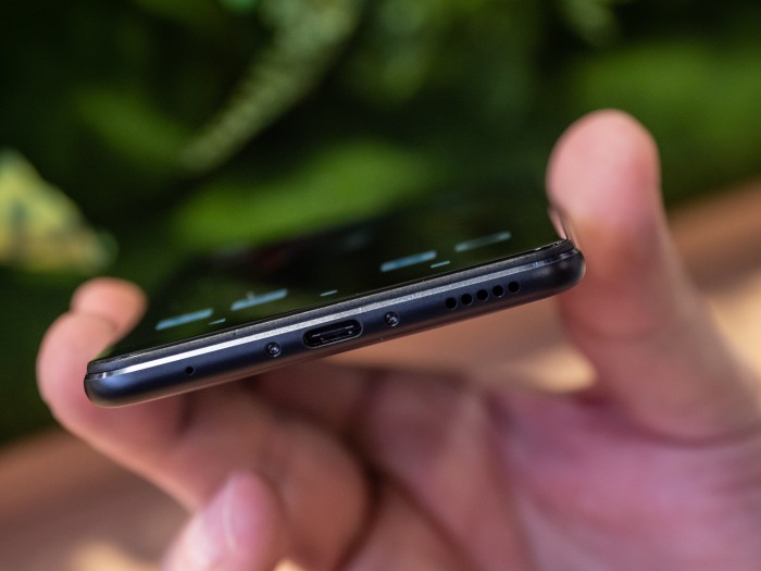 Der Ladeanschluss ist leider nicht an der Längsseite eingebaut - dort würde er beim Spielen weniger stören. (Bild: Martin Wolf/Golem.de)