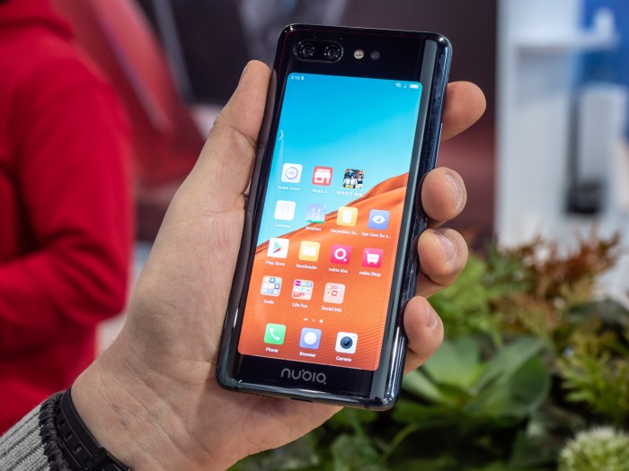 Das Display auf der Rückseite kann genauso wie der vordere Bildschirm verwendet werden. (Bild: Martin Wolf/Golem.de)