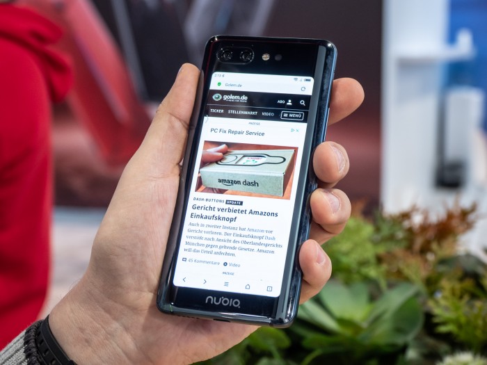 So können wir beispielsweise auf dem Rückbildschirm den Browser verwenden. (Bild: Martin Wolf/Golem.de)