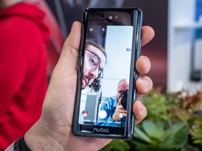 Der rückseitige Bildschirm wird als Sucher verwendet, wenn Nutzer ein Selbstporträt machen wollen. Dafür wird die Hauptkamera verwendet. (Bild: Martin Wolf/Golem.de)