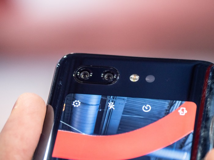 Die Dualkamera besteht aus einem 24-Megapixel- und einem 16-Megapixel-Sensor. (Bild: Martin Wolf/Golem.de)