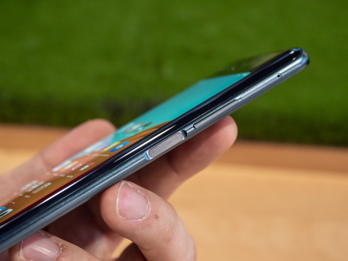 Das Nubia X hat nicht nur auf der rechten Seite einen Fingerabdrucksensor, ...