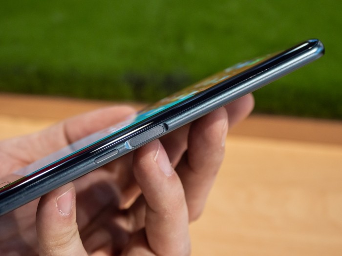 ... sondern auch auf der linken Seite. Dadurch können Nutzer das Gerät entsperren, egal, in welcher Position sie es halten. (Bild: Martin Wolf/Golem.de)