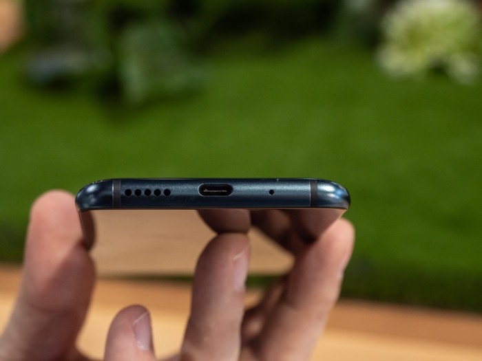 Geladen wird das Nubia X über einen USB-C-Anschluss. (Bild: Martin Wolf/Golem.de)