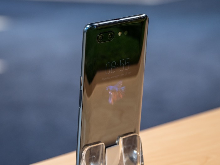 Im Standby-Betrieb können Nutzer den rückseitigen Bildschirm als Always-On-Display verwenden. (Bild: Martin Wolf/Golem.de)