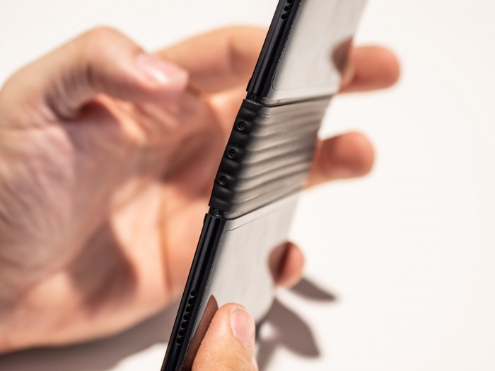 Das Gelenk des Flexpai ist hinter einer Abdeckung verborgen. (Bild: Martin Wolf/Golem.de)