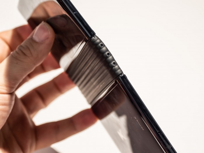 Durch das mehrgliedrige Gelenk wird verhindert, dass sich das Display verzieht. (Bild: Martin Wolf/Golem.de)