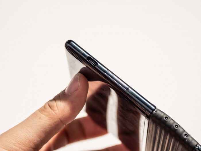 Geladen wird das Flexpai über einen USB-C-Anschluss. (Bild: Martin Wolf/Golem.de)