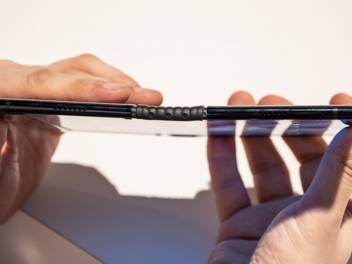 Ganz plan ist das Smartphone ausgeklappt nicht. (Bild: Martin Wolf/Golem.de)