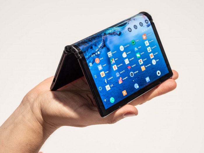 Das Flexpai lässt sich auch in Zeltform hinstellen, etwa, um auf einer Seite ein Video zu schauen. (Bild: Martin Wolf/Golem.de)