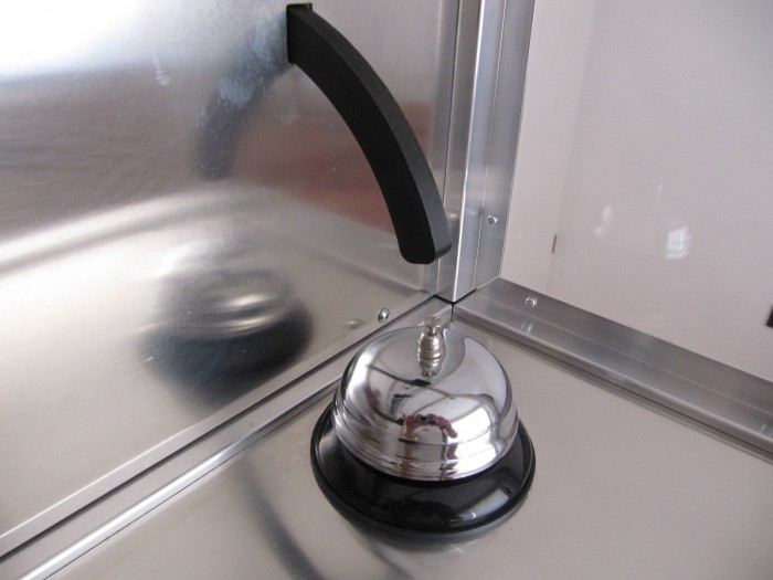 Eine Glocke klingelt zweimal, wenn der Cocktail fertig gemixt ist. (Cadmium/C3RE)