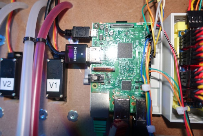 Ein Raspberry Pi 3 und ein Servoboard steuern die einzelnen Antriebe und die Pumpe. (Foto: Friedhelm Greis/Golem.de)