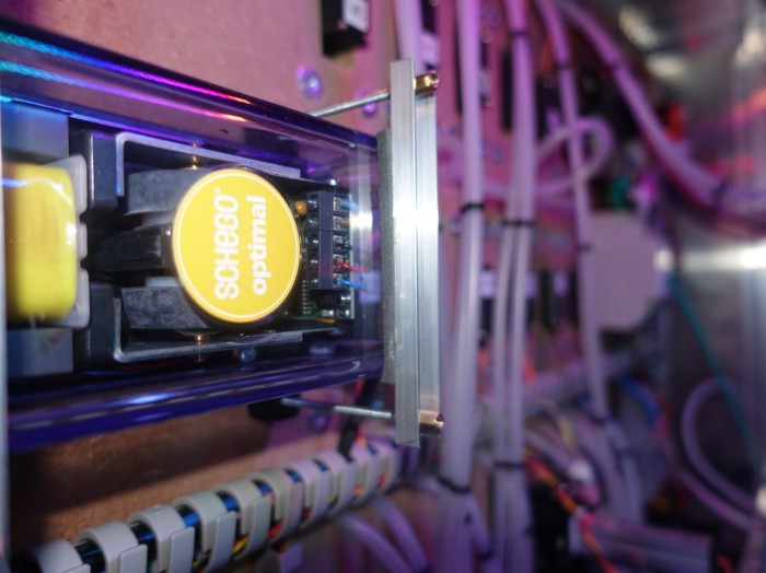 Eine Aquaristik-Pumpe befördert die Cocktail-Zutaten in den Dosierarm. (Foto: Friedhelm Greis/Golem.de)