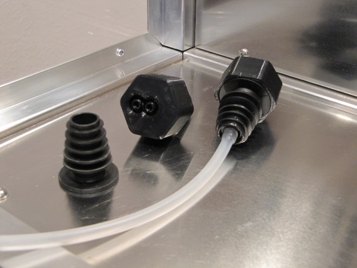 Zwei Schläuche müssen in die Getränkeflaschen eingeführt werden. (Cadmium/C3RE)