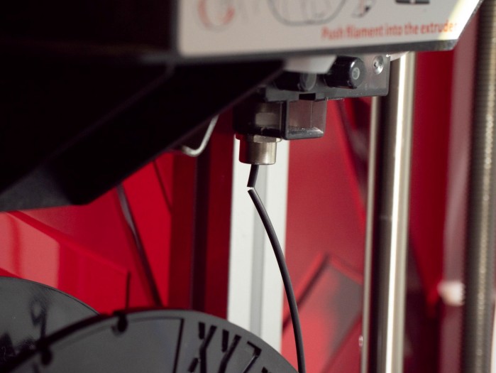 Ärgerlich ist der regelmäßige Bruch des Tough-Filaments nach einer längeren Druckpause. (Foto: Friedhelm Greis/Golem.de)