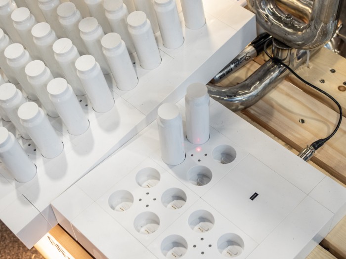 Die Akku-Milchflaschen werden über einen proprietären Anschluss geladen. (Bild: Martin Wolf / Golem.de)