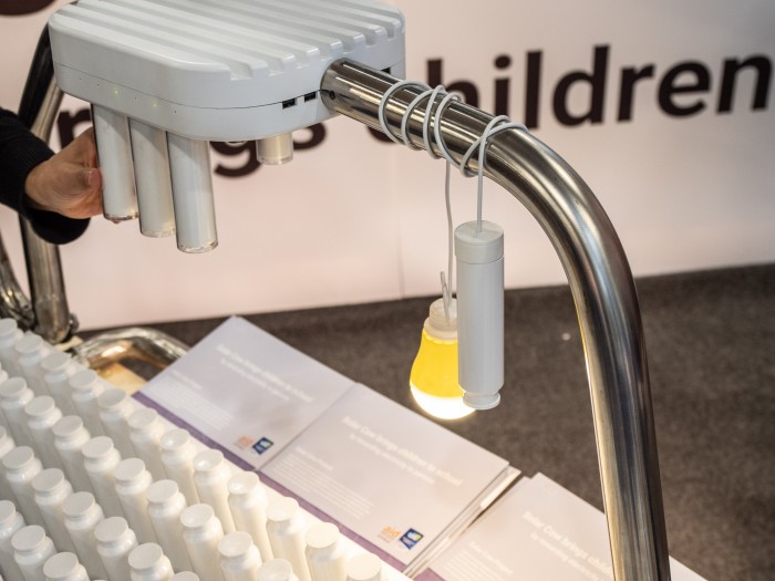 Mit der Energie kann beispielsweise eine Lampe betrieben werden.(Bild: Martin Wolf / Golem.de)