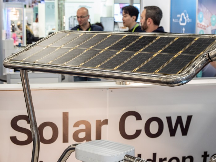 Um die Ladezeit länger zu gestalten gibt es nur eine kleine Fläche mit Solarzellen. (Bild: Martin Wolf / Golem.de)