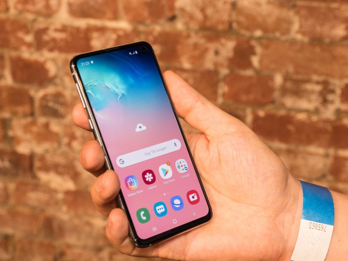 Das Galaxy S10e ist mit 5,8 Zoll das kleinste der neuen Geräte. (Bild: Martin Wolf/Golem.de)
