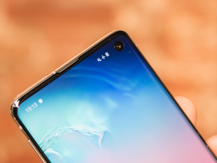 Der Vorteil dieser Infinity-O-Displays ist, dass auf eine Notch verzichtet werden kann. (Bild: Martin Wolf/Golem.de)