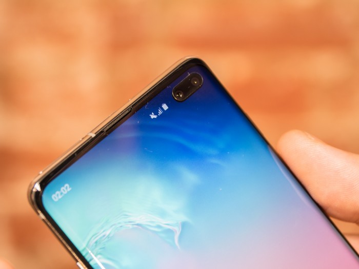 Das Frontkameramodul des Galaxy S10+ ist uns aber etwas zu groß geraten. (Bild: Martin Wolf/Golem.de)