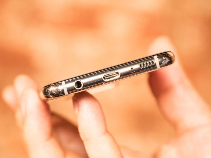Alle neuen Galaxy-S10-Modelle verfügen über Klinkenanschlüsse für Kopfhörer. (Bild: Martin Wolf/Golem.de)