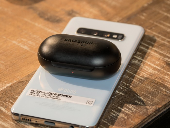 Auch Samsungs neue Kopfhörer Galaxy Buds lassen sich auf diese Weise aufladen, ...