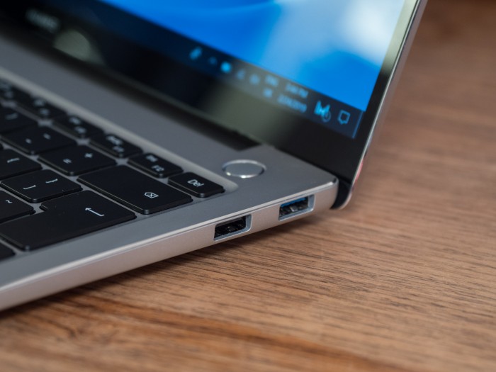 Das Matebook 14 hat zwei vollwertige USB-A-Anschlüssen, einer unterstützt USB 3.1. (Bild: Martin Wolf/Golem.de)