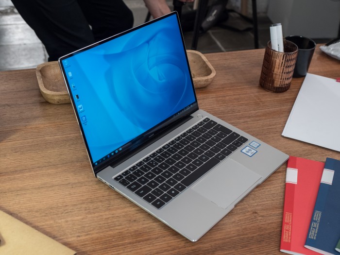 Das Display ist 14 Zoll groß. (Bild: Martin Wolf/Golem.de)