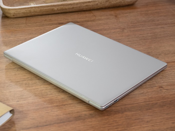 Huawei hat sich beim Matebook 14 für ein neues Logo entschieden: Der Fächer ist verschwunden, stattdessen gibt es nur noch den Firmennamen in Großbuchstaben. (Bild: Martin Wolf/Golem.de)