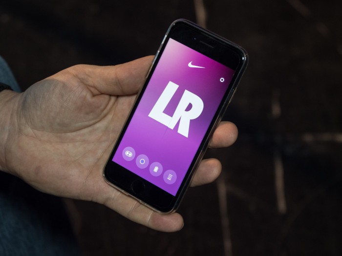 Die Schnürung kann auch über eine App gesteuert werden. (Bild: Martin Wolf/Golem.de)