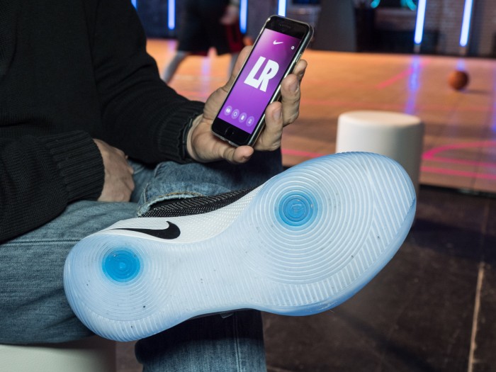 Die Sohle hat zwei Pivot-Punkte, der Motor ist nicht sichtbar. (Bild: Martin Wolf/Golem.de)