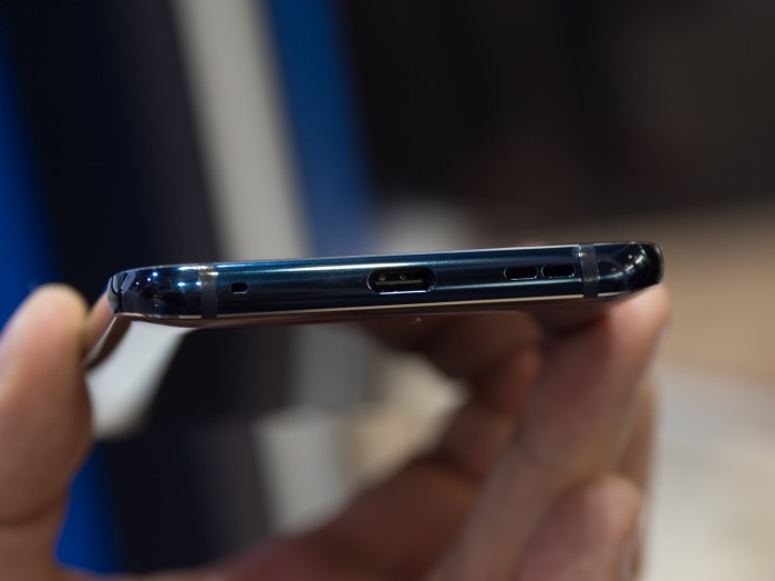 Geladen wird das Nokia 9 &uuml;ber einen USB-C-Anschluss oder drahtlos. (Bild: Martin Wolf/Golem.de)
