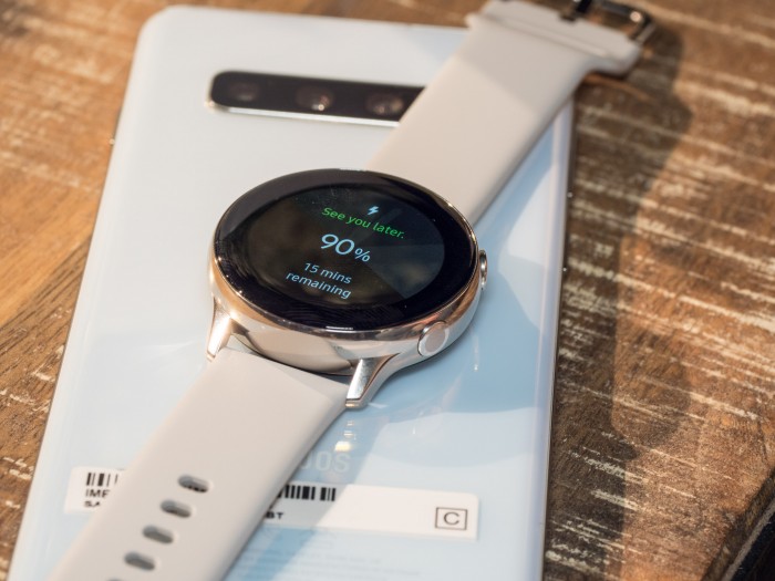 Die Galaxy Watch Active lässt sich drahtlos aufladen - auch auf dem neuen Galaxy S10. (Bild: Martin Wolf/Golem.de)
