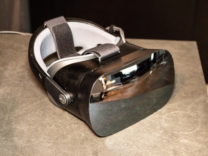 Das VR-1 von Vario ist ein Virtual-Reality-Headset, das über besondere Technik verfügt. (Bild: Martin Wolf/Golem.de)