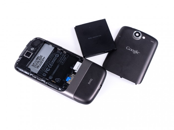 Natürlich lässt sich der Akku wechseln und es gibt einen SD-Kartenslot. Im Jahr 2010 war die Welt noch in Ordnung. (Bild: Martin Wolf / Golem.de)