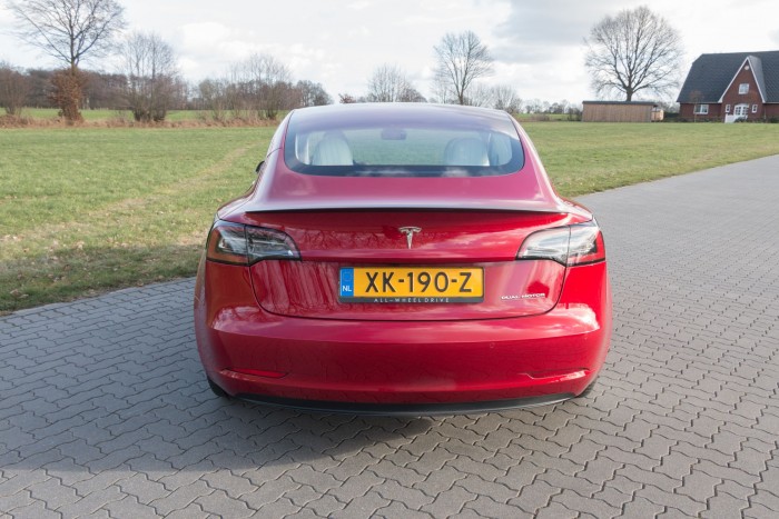 Das Fahrzeug hat Allradantrieb mit zwei Motoren: An der Hinterachse sitzt ein Synchronmotor, an der Vorderachse ein Asynchronmotor. (Bild: Werner Pluta/Golem.de)