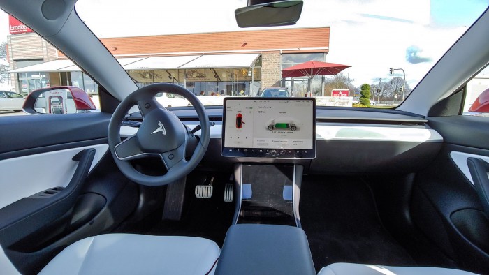 Das Innere ist spartanisch, Bedienungselemente gibt es außer dem Gangwahlhebel kaum. (Bild: Martin Wolf/Golem.de)