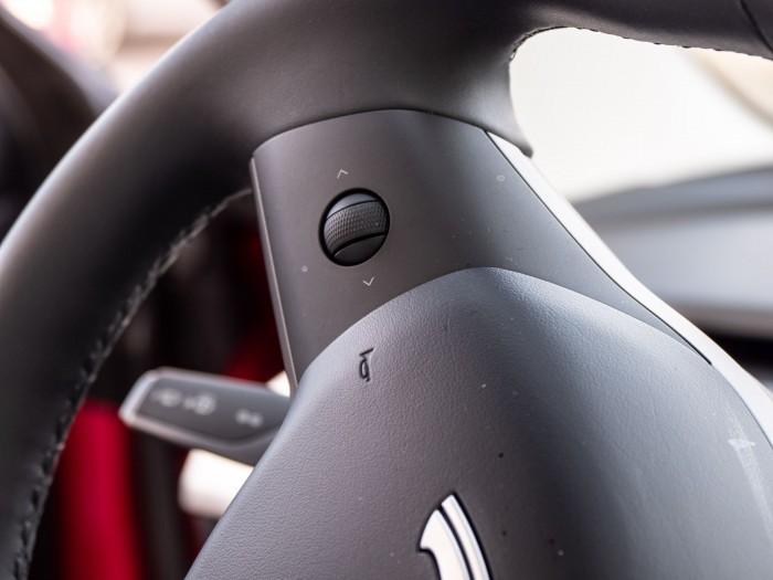 Zu den wenigen Bedienungselementen gehören die Kugelknöpfe am Lenkrad... (Bild: Martin Wolf/Golem.de)