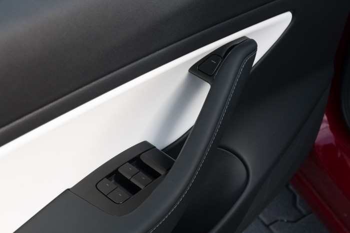 Außerdem die Fensterheber und  zwei Türöffner - einen mechanischen und einen elektrischen. (Bild: Werner Pluta/Golem.de)