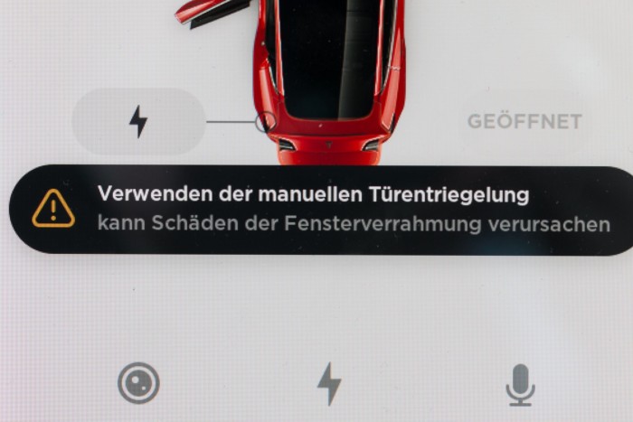 Tesla empfiehlt, den elektrischen zu benutzen. (Bild: Werner Pluta/Golem.de)