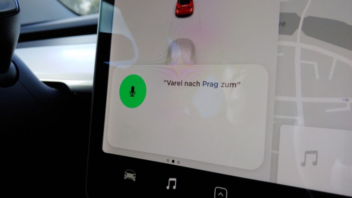 Einiges lässt sich per Spracheingabe steuern. Wir fühlten uns aber oft unverstanden.  (Bild: Martin Wolf/Golem.de)