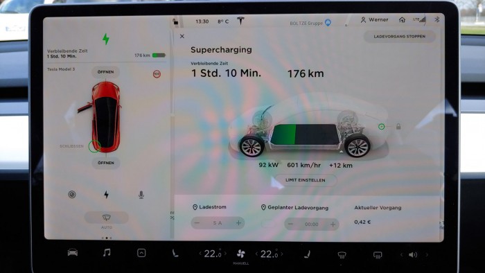 Obwohl der Charger mit 120 kW laden kann, nutzt das Auto nicht die volle Ladeleistung. Nach einer  Weile wird sie noch weiter gedrosselt. (Bild: Martin Wolf/Golem.de)