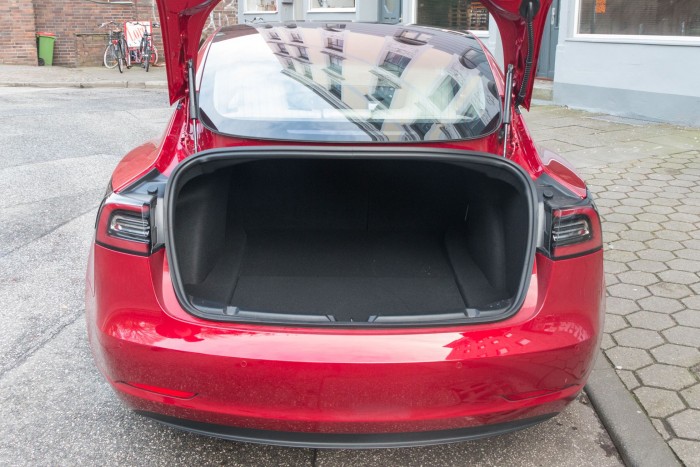 Das Model 3 hat hinten einen großen Kofferraum. Vorn ist noch ein kleiner. (Bild: Werner Pluta/Golem.de)