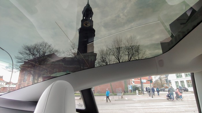 Auto mit Ausblick: Durch das transparente Autodach... (Bild: Martin Wolf/Golem.de)