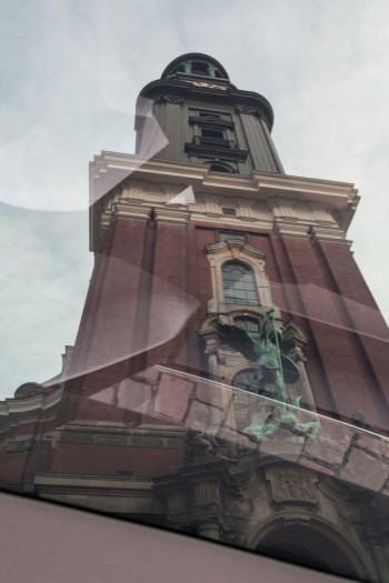 ... ist der Kirchturm des Hamburger Michels in voller Größe zu sehen. (Bild: Martin Wolf/Golem.de)