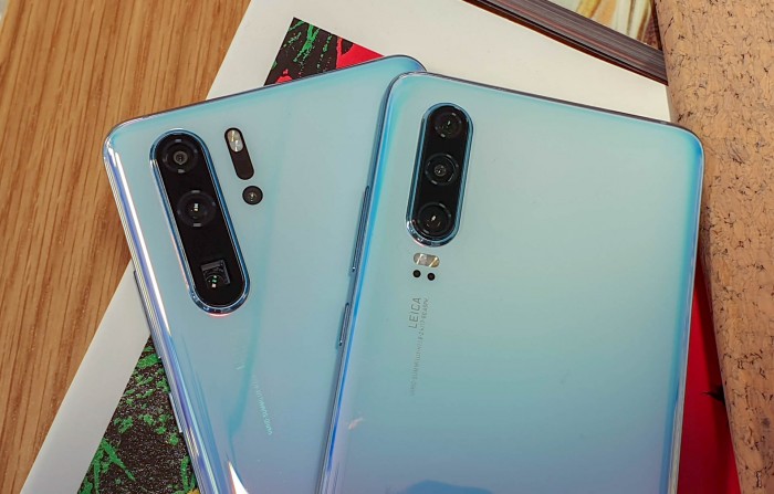 Beide Smartphones haben ein Dreifachkamerasystem, das P30 hat aber weder das neue Teleobjektiv mit Fünffachvergrößerung noch eine Time-of-Flight-Kamera. (Bild: Tobias Költzsch/Golem.de)