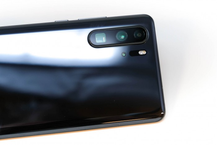 Neu bei der Kamera ist das Teleobjektiv mit Fünffachvergrößerung. (Bild: Tobias Költzsch/Golem.de)