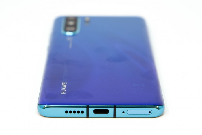 Die Unter- und Oberseite sind abgeflacht. Eine Klinkenbuchse hat das P30 Pro nicht. (Bild: Tobias Költzsch/Golem.de)